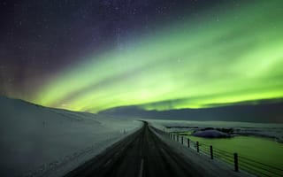 Картинка снег, природа, ночь, небо, северное сияние, дорога, звезды, Исландия, зима