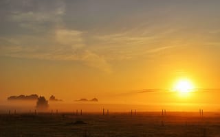 Картинка поле, солнце, field, туман, morning, забор, sun, утро