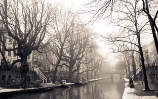Картинка город, Amsterdam, Амстердам, улица, зима, дома, снег, черное, Нидерланды, мост, здания, река, деревья, белое