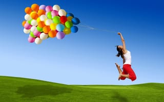 Картинка девушка, полет, разноцветные, прыжок, цвета, шарики, улыбка, трава, небо, радость, шары, много