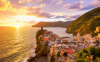 Картинка море, закат, дома, горы, sea, красота, побережье, Италия