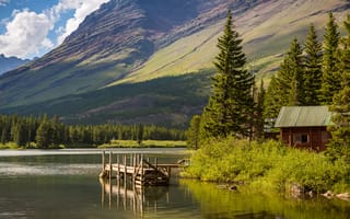 Картинка горы, Hike Lake, мостик, домик, озеро, Glacier National Park, США, Montana, небо, деревья