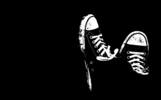 Картинка кеды, обувь, шнурки, черный фон, минимализм, черно-белый