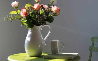 Картинка цветы, розы, книга, чашка, ваза, столик