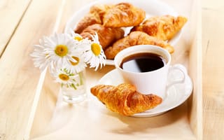Картинка цветы, coffee, chamomile, кофе, flowers, croissants, Breakfast, ромашки, завтрак, круассаны