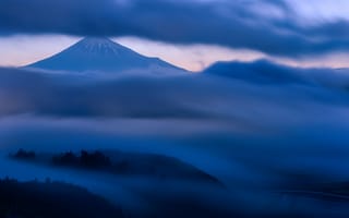 Картинка Фудзияма, Хонсю, Япония, холмы, вечер, гора, сумерки, облака, туман, небо, деревья, вулкан