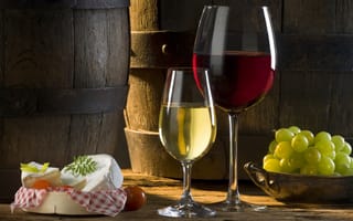 Картинка вино, бокалы, тень, белое, бочки, красное, солнце, сыр, виноград, томат