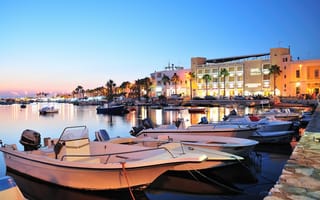Картинка Порто-Чезарео, небо, пальмы, вечер, дома, Италия, лодки, отель, яхты, бухта, Лечче