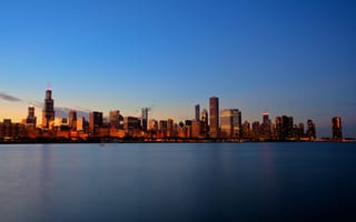 Картинка chicago, lake, дома, вода, buildings, water, 2560x1600, city, sky, свет, sunset, небо, здания, houses, озеро, закат, город, light
