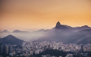 Картинка горы, Christ, mountains, Корковадо, Rio de Janeiro, вечер, Христос, Рио-де-Жанейро, Ботафого, Corcovado, evening, fog, Botafogo, туман