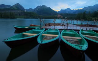 Картинка Словакия, причал, лес, Штребское Плесо, спокойствие, лодки, горы, озеро, утро