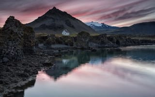 Картинка небо, вечер, отражение, Исландия, поселок, закат, горы, озеро, домик