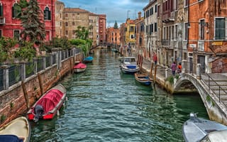 Картинка тучи, дома, мост, небо, лодки, Италия, канал, Венеция, люди