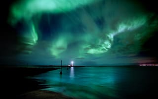 Картинка северное сияние, ночь, вода, звезды, море, небо, Исландия, маяк