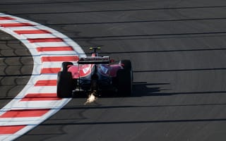 Картинка асфальт, трасса, f14t, искры, феррари, поребрик, ferrari, поворот