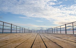 Картинка небо, облака, макро, доски, перспектива