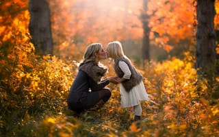 Картинка осень, лес, дочка, Autumn, мама, девочка, поцелуй
