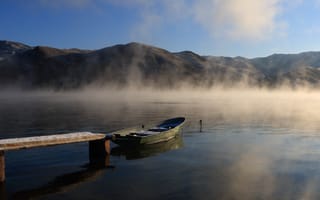Картинка туман, лодка, озеро, утро