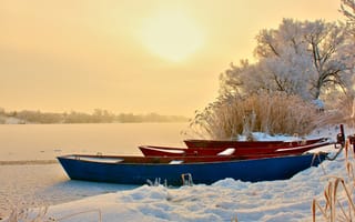 Картинка лодки, зима, вечер, снег, река
