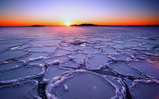 Картинка закат, лёд, солнце, зима, лучи, небо, озеро