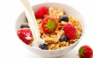 Картинка fruit, blueberries, завтрак, breakfast, кукурузные хлопья, raspberries, cornflakes, малина, milk, фрукты, клубника, молоко, strawberries, еда, черника