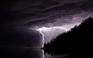 Картинка темный фон, молния, вечер, природа, гроза, пасмурно, опасно, пляж, циклон, горы