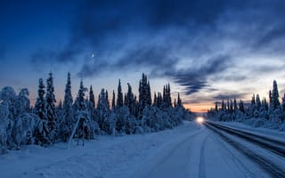 Картинка свет, снег, лес, зима, закат, дорога, машина, вечер
