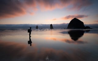 Картинка Cannon Beach, photographer, человек, небо, Haystack Rock, USA, Oregon, облака, Kenji Yamamura