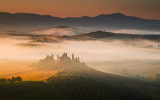 Картинка поля, Тоскана, виноградники, Италия, утро, холмы, туман, дома, восход