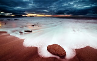 Картинка море, пена, песок, камень, пляж, небо, тучи, закат