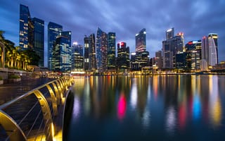Картинка Малайзия, пролив, небо, огни, небоскребы, набережная, ночь, мост, мегаполис, город-государство, подсветка, синее, Сингапур