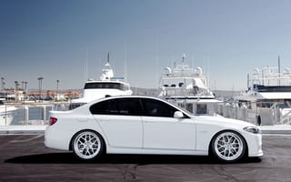 Картинка BMW, белая, white, F10, яхты, причал, 5 Series, бмв
