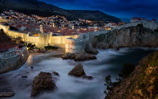 Картинка горы, ночь, дома, крепость, море, скалы, огни, Дубровник, Хорватия