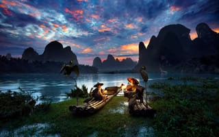 Картинка район Гуанси-Чжуанск, река, лодки, вечер, Китай, рыбаки, бакланы, фонари, птицы