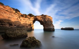 Картинка Португалия, скалы, Faro, камни, море, арка, штиль, горизонт