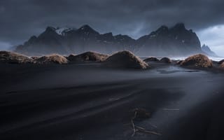 Картинка небо, Vestrahorn, трава, Stockksness, горы, Исландия, облака, чёрный песок
