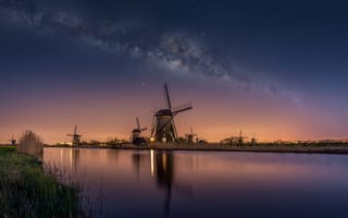 Обои река, Нидерланды, ветряные мельницы, вода, ночь, канал, млечный путь, небо, звезды