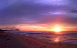 Картинка Australia, небо, evening, вдали, двое, sunset, вечер, закат, солнце, ocean, прогулка, прибой, люди, следы, beach, берег, океан, Австралия, побережье, песок, пляж, облака