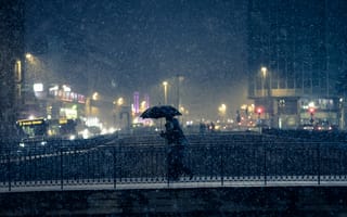 Картинка огни, зонт, мост, снег, люди, автобус