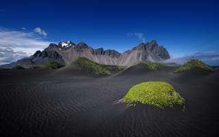 Картинка чёрный песок, Vestrahorn, горы, Stockksness, Исландия, небо, трава