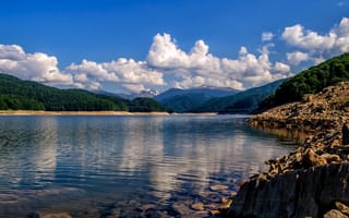 Картинка горы, Lake Vidraru, Румыния, Romania, берег, озеро, Озеро Видрару, облака