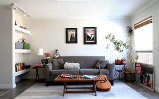 Картинка интерьер, дизайн, диван, картины, гитара, стиль, мебель, комната