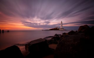 Картинка остров, закат, море, побережье, маяк, Англия, St. Marys Lighthouse, горизонт, штиль, камни