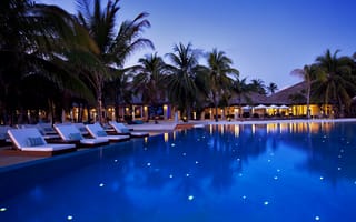 Картинка Мальдивы, Velassaru, шезлонги, Maldives, вечер, бассейн, деревья, пальмы, отель