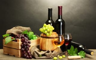 Картинка стол, бутылки, вино, красное, ящик, виноград, листья, белое, бочонок, штопор