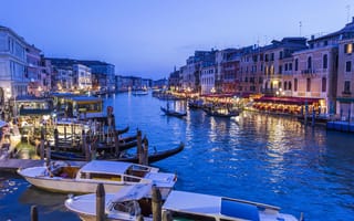 Картинка Италия, фонари, огни, водоканал, лодки, катера, вечер, дома, Венеция