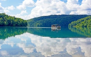 Картинка отражение, вода, озеро, Хорватия, облака, небо, Plitvice Lakes, теплоход, лес