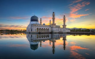 Картинка утро, облака, Сабах, мечеть Likas, Малайзия, города Кота-Кинабалу Мечеть, песок дороги, зеркало, Likas Бэй, отражение