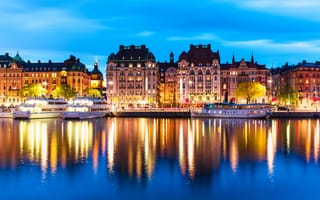 Обои отражение, огни, река, фонари, Stockholm, дома, вода, ночь, теплоходы, Швеция