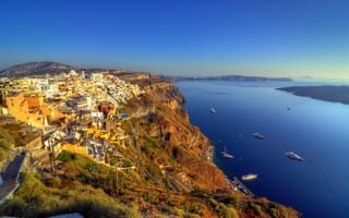 Картинка чистое, горизонт, панорама, скалы, лодки, дома, Греция, катера, Santorini, побережье, залив, небо, море, голубое